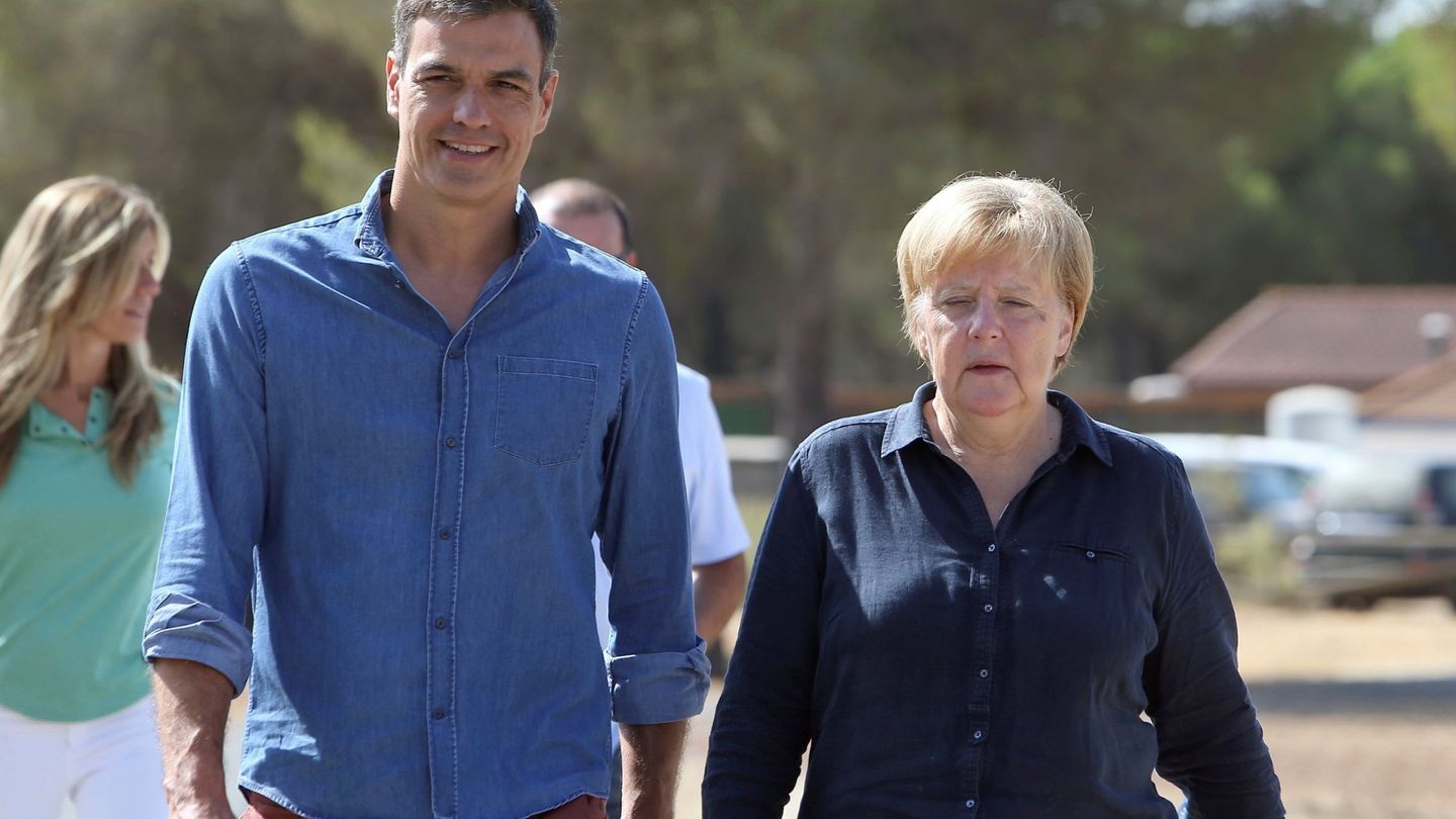Sánchez y Merkel visitando el Parque Nacional de Doñana. (EFE)