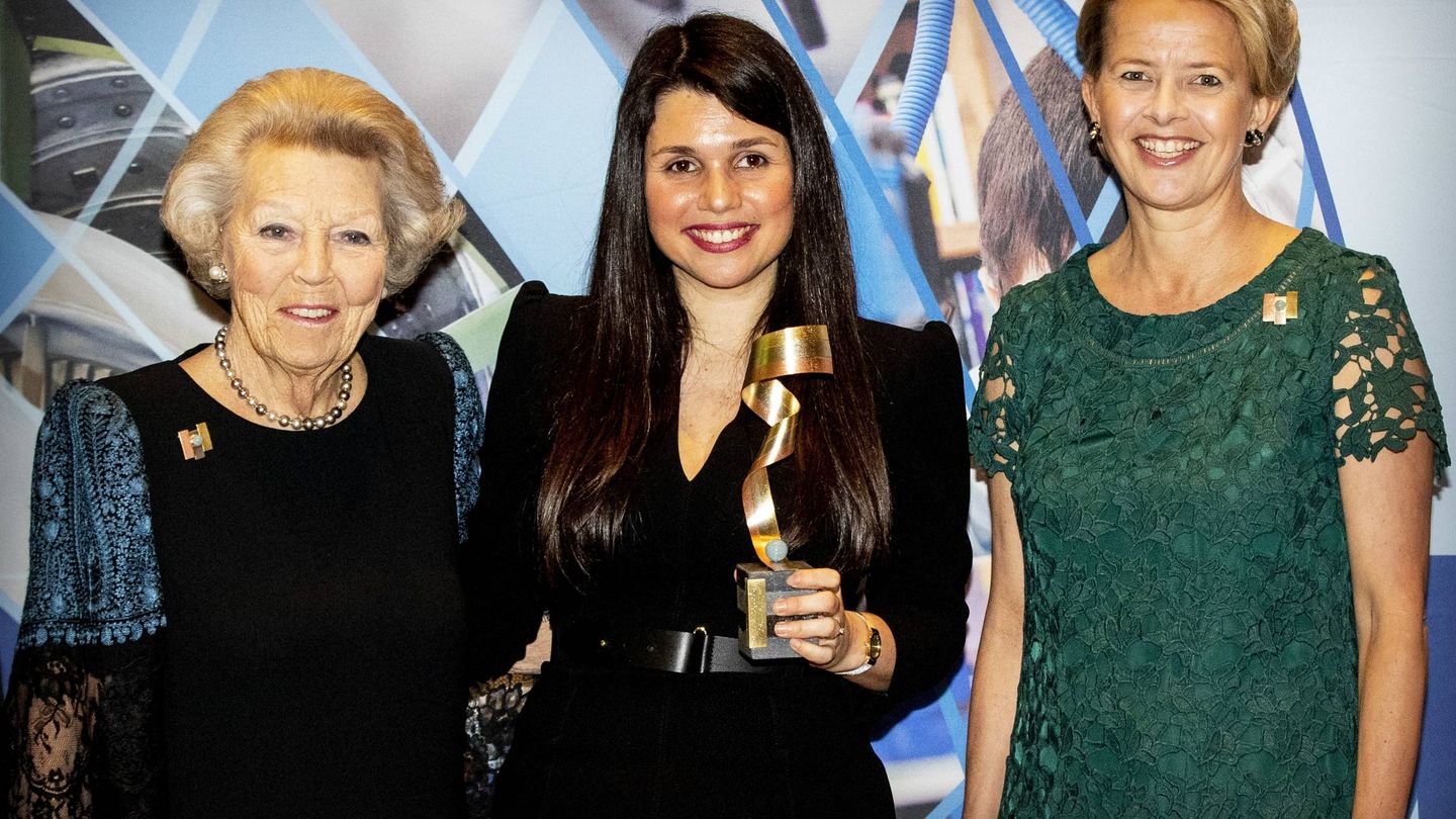 La princesa Beatriz y Mabel de Holanda con la ganadora del premio Ingeniero Friso. (Cordon Press)