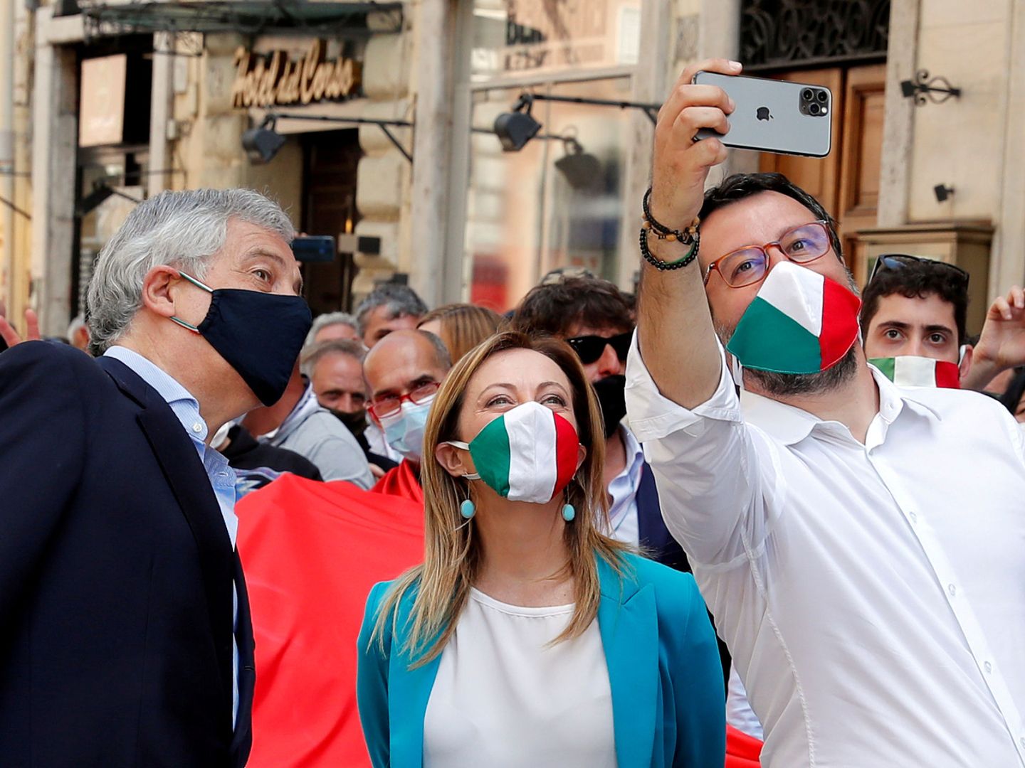 Salvini junto a Meloni y Antonio Tajani, miembro de Forza Italia. (Reuters)