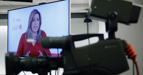 Foto: Intervención de Susana Díaz, en un monitor de la sala de prensa de la sede del PSOE, este 15 de mayo. (EFE)