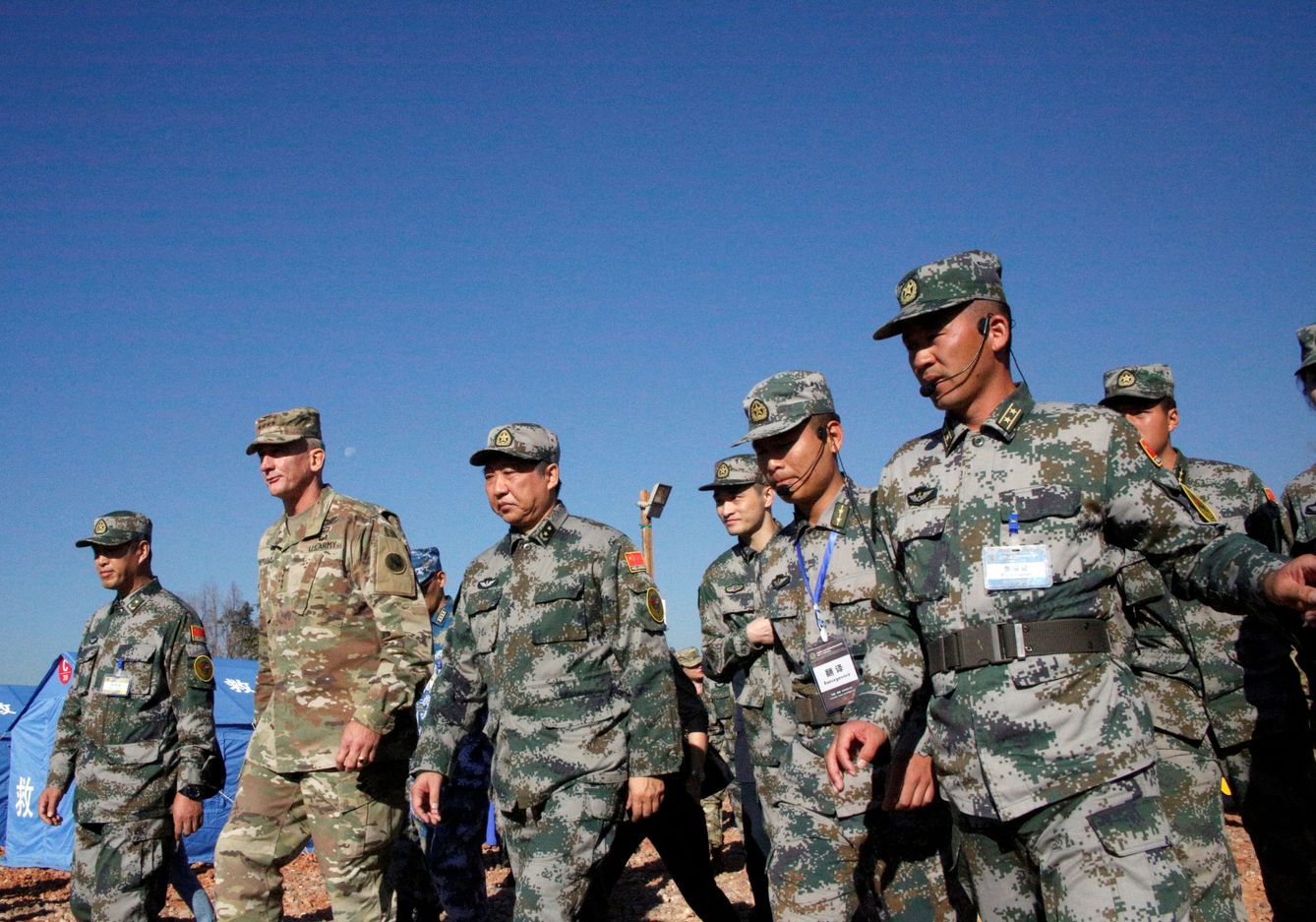 El general Robert Brown, comandante del Ejército del Pacífico de las fuerzas armadas de EEUU, y el comandante de la región sur de China, Liu Xiaowu, en un ejercicio militar humanitario conjunton en Kunming, Yunan, el 18 de noviembre de 2016 (Reuters)