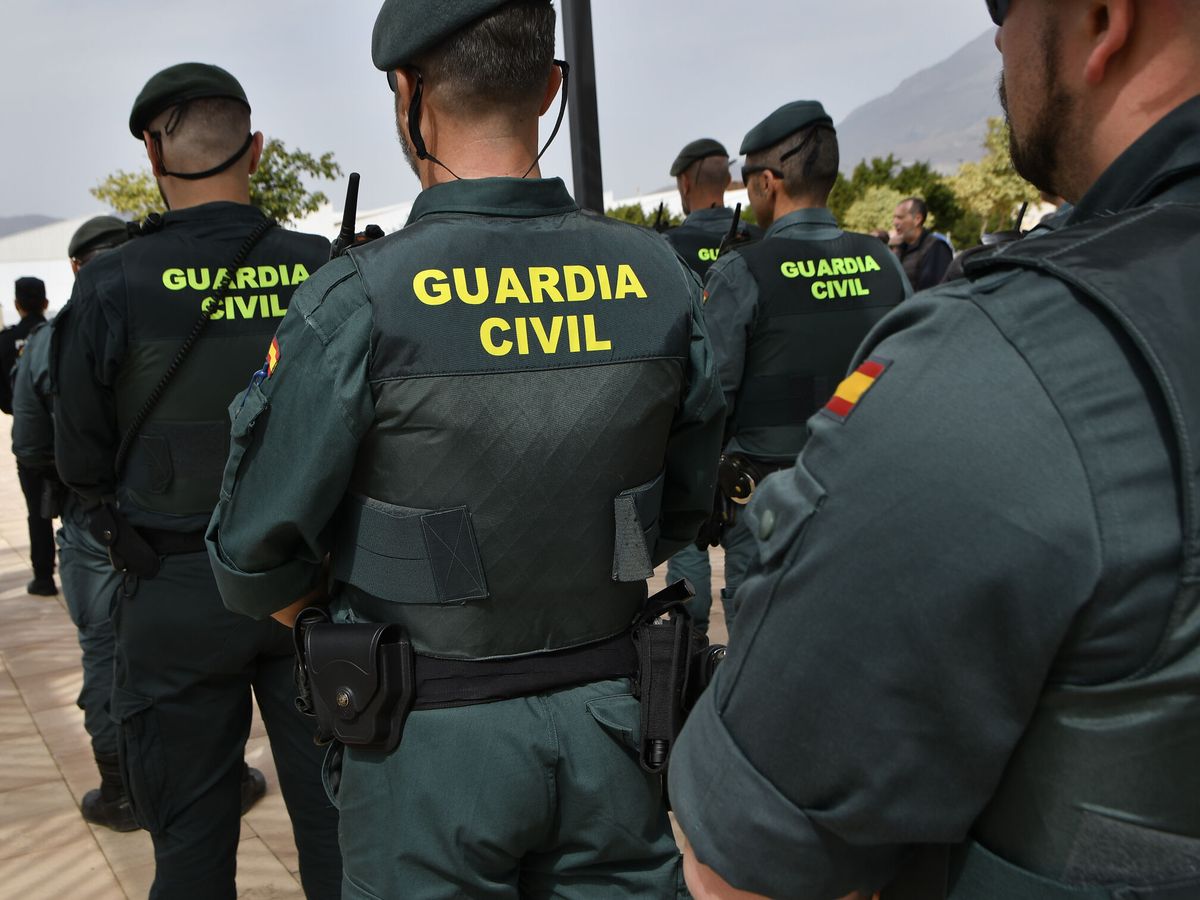 Foto: Homenaje de agentes de la Guardia Civil a sus compañeros fallecidos. (EFE/Carlos Barba)