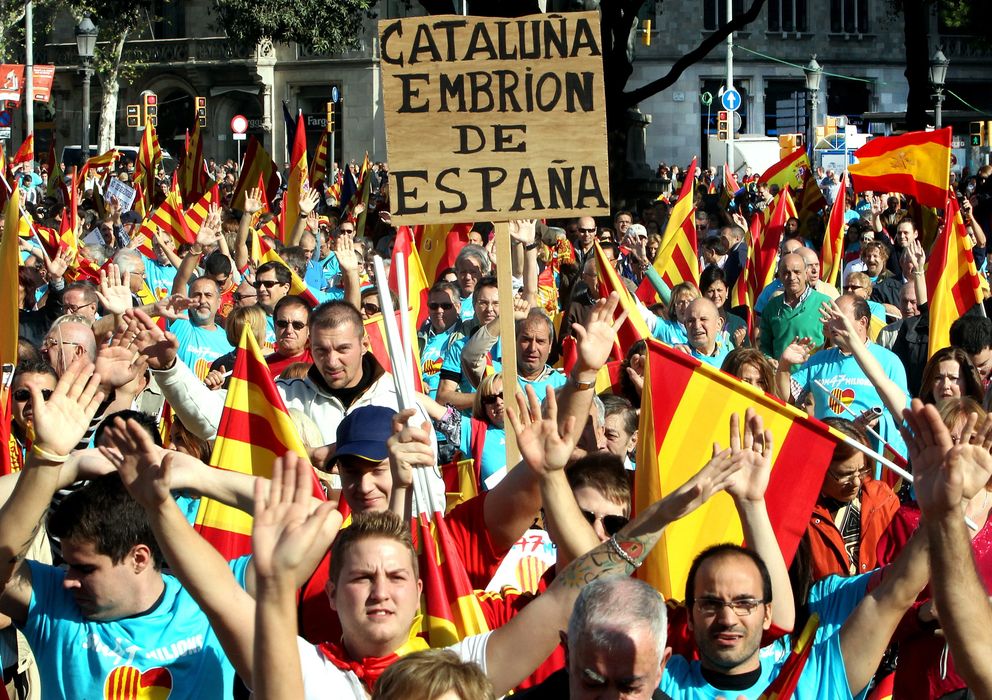 Foto: Manifestantes que defienden la convivencia de España y Cataluña. (Efe)