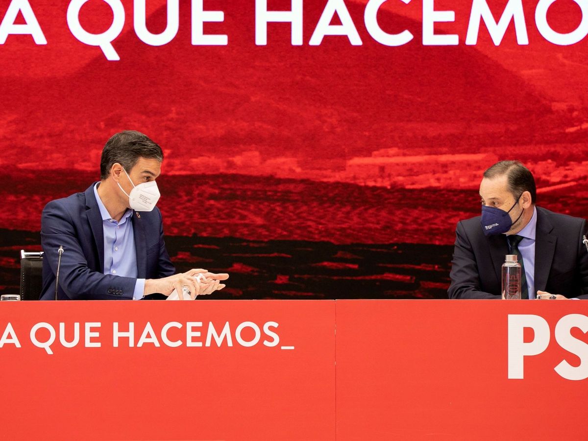 Foto: El secretario general del PSOE y presidente del Gobierno, Pedro Sánchez (i), junto al secretario de Organización del PSOE y ministro de Transportes, José Luis Ábalos. (EFE)