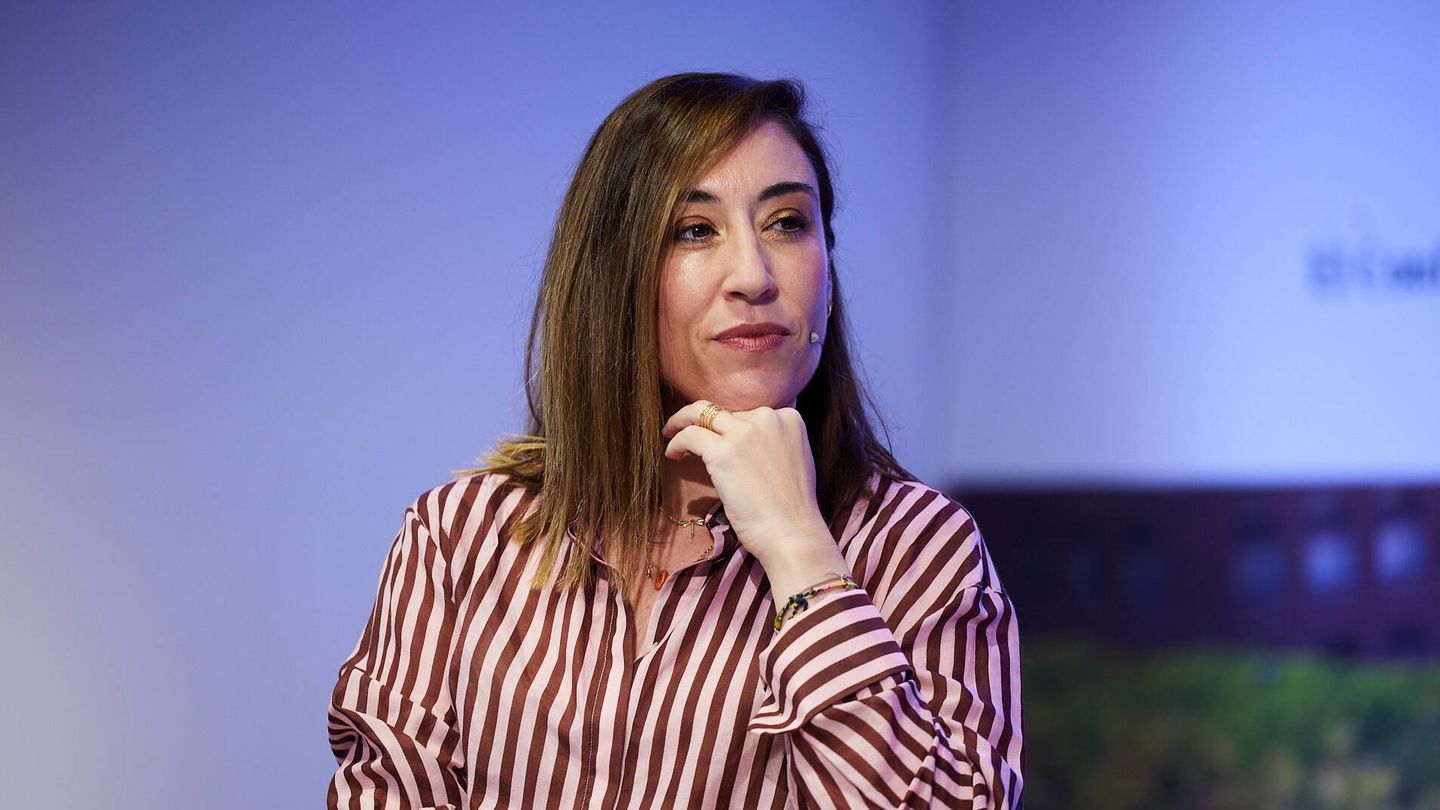 Pilar Crespo, responsable de Booking.com en España y Portugal, debatiendo en la mesa redonda. 