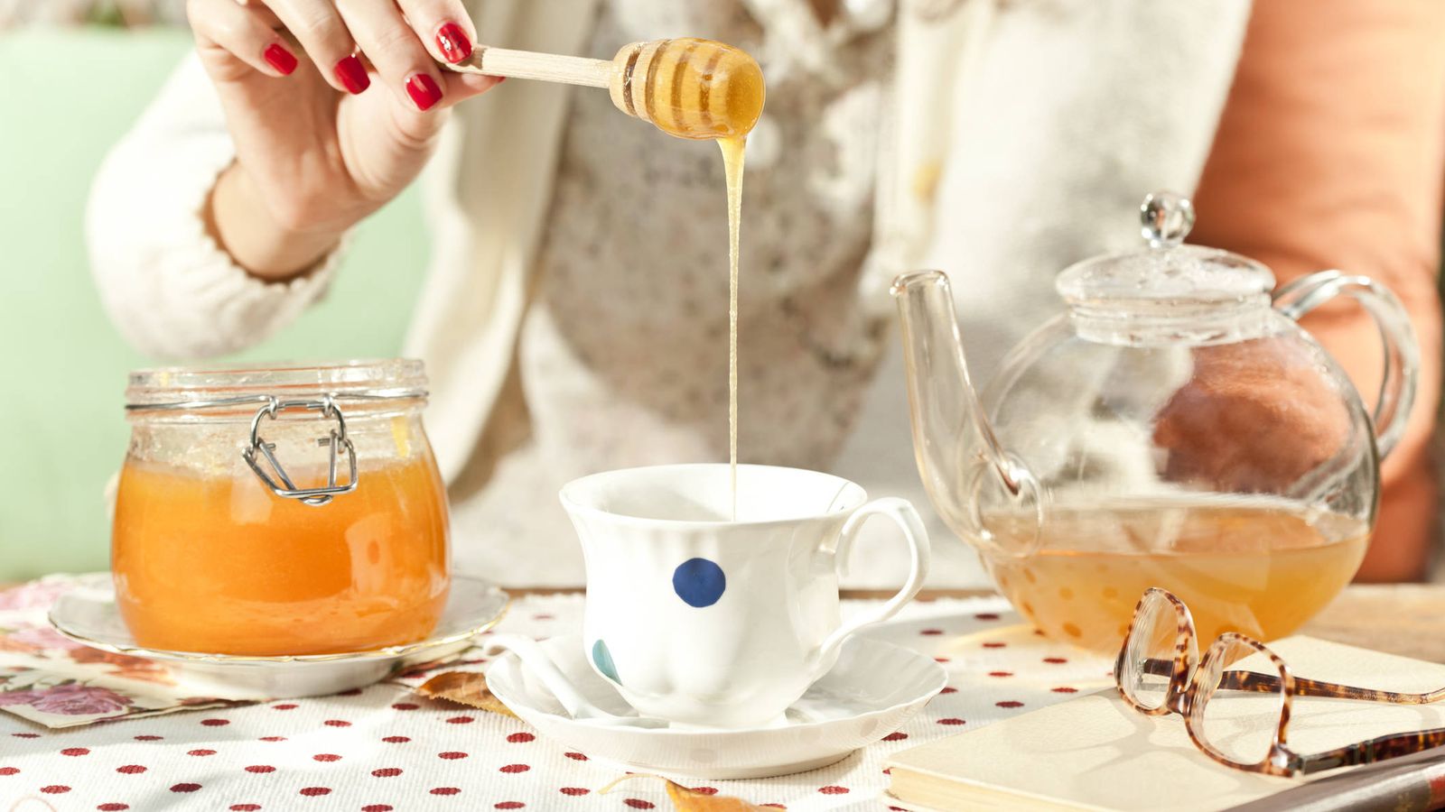 Чай с медом вред. Горячий чай с медом. Мед с чаем. Пить горячий чай. Пью чай.