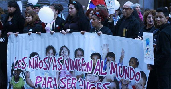 Foto: Protesta en Montevideo contra la restitución de la menor de 5 años a su padre en España, el pasado 3 de octubre de 2017. (Fuente: Facebook)