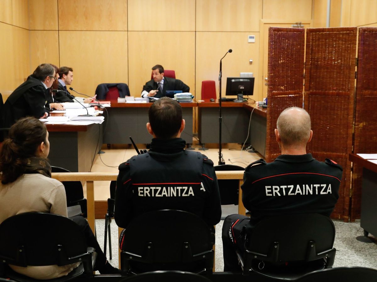 Foto: El acusado declara tras un biombo durante el juicio por los abusos a clientas. (EFE)