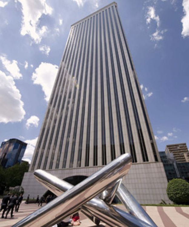 Foto: FCC vende Torre Picasso a Amancio Ortega por 400 millones