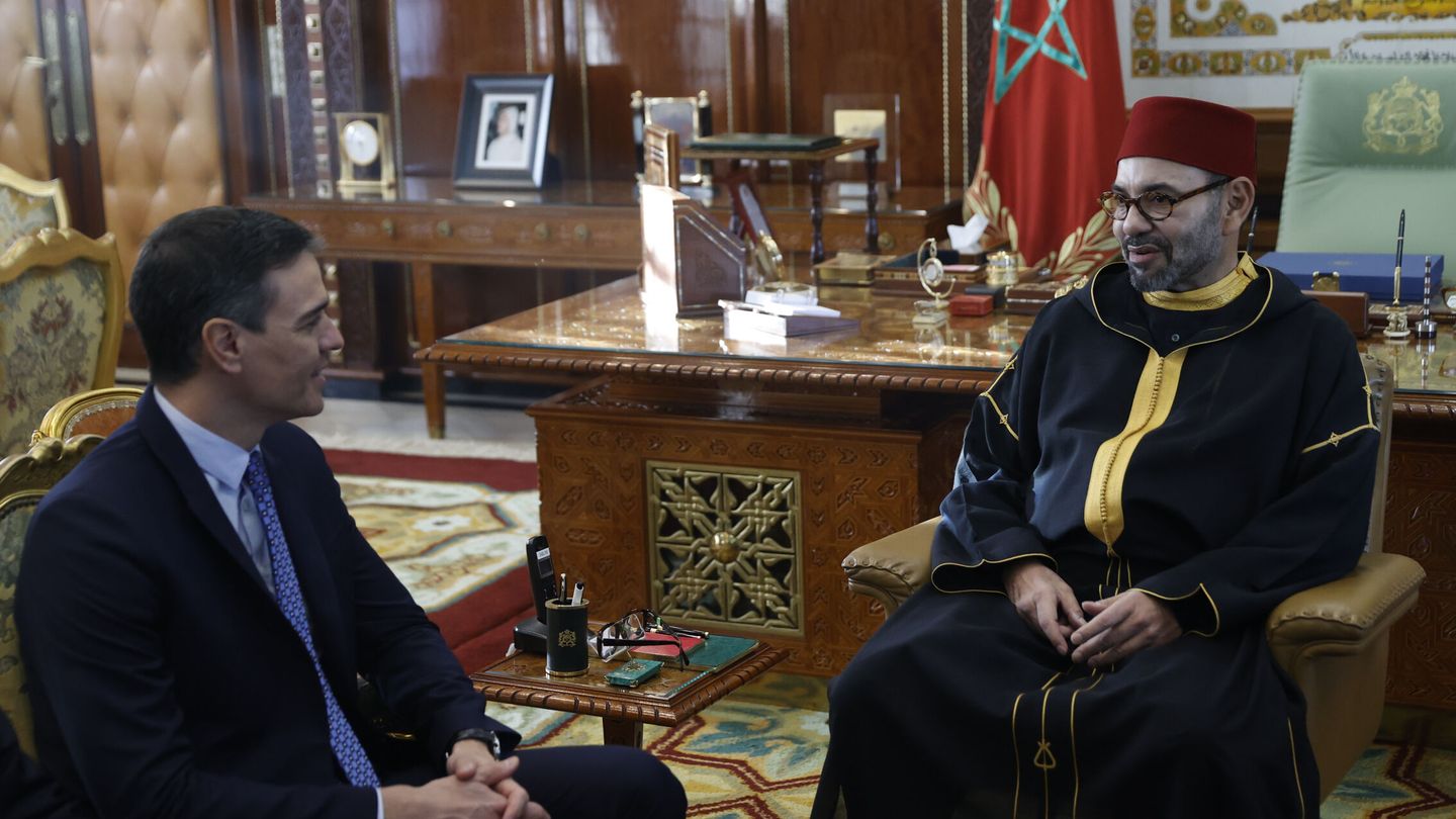 Sánchez, con Mohamed VI de Marruecos, en Rabat. (EFE/Mariscal) 
