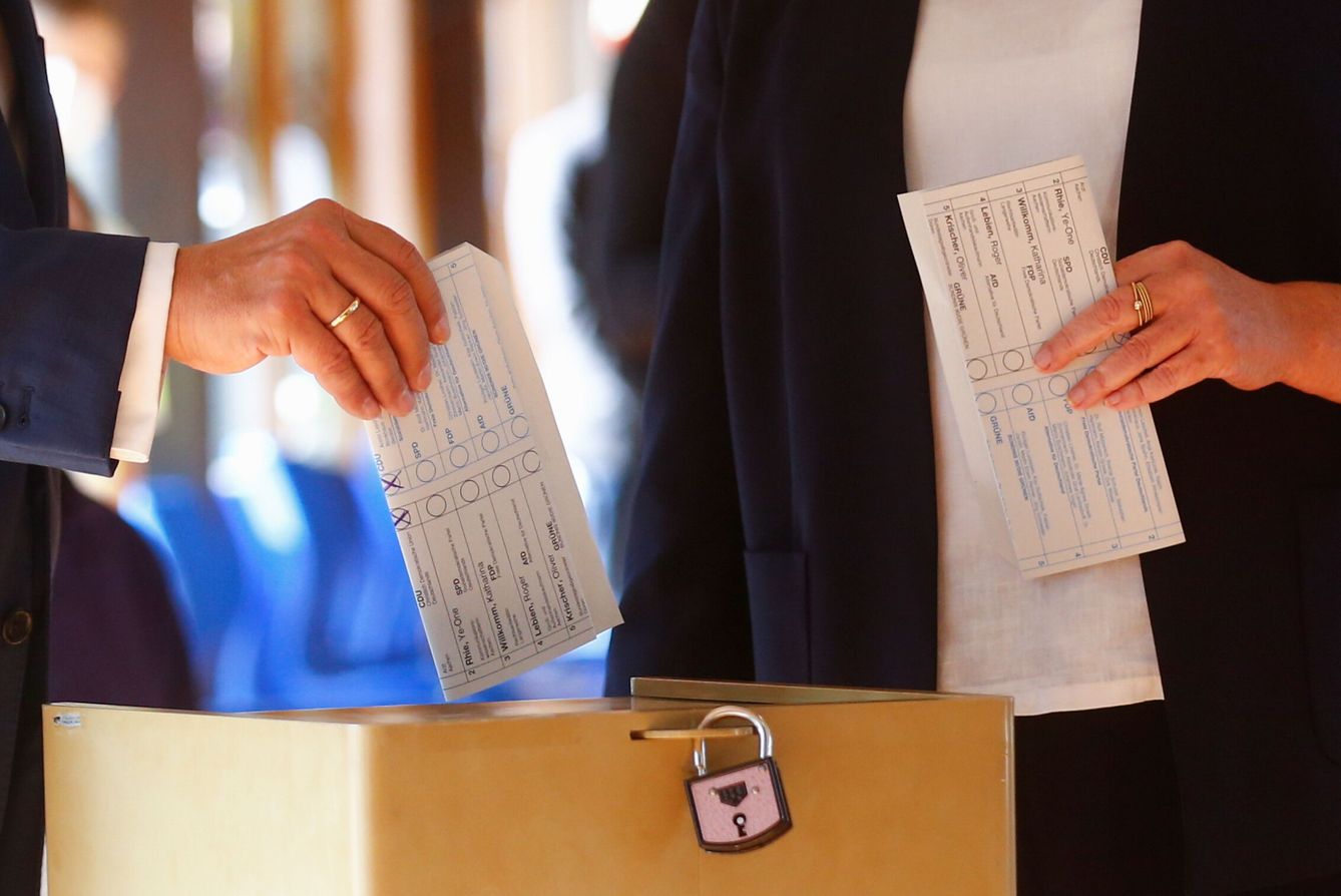 El candidato conservador Armin Laschet deja ver su voto. (Reuters)