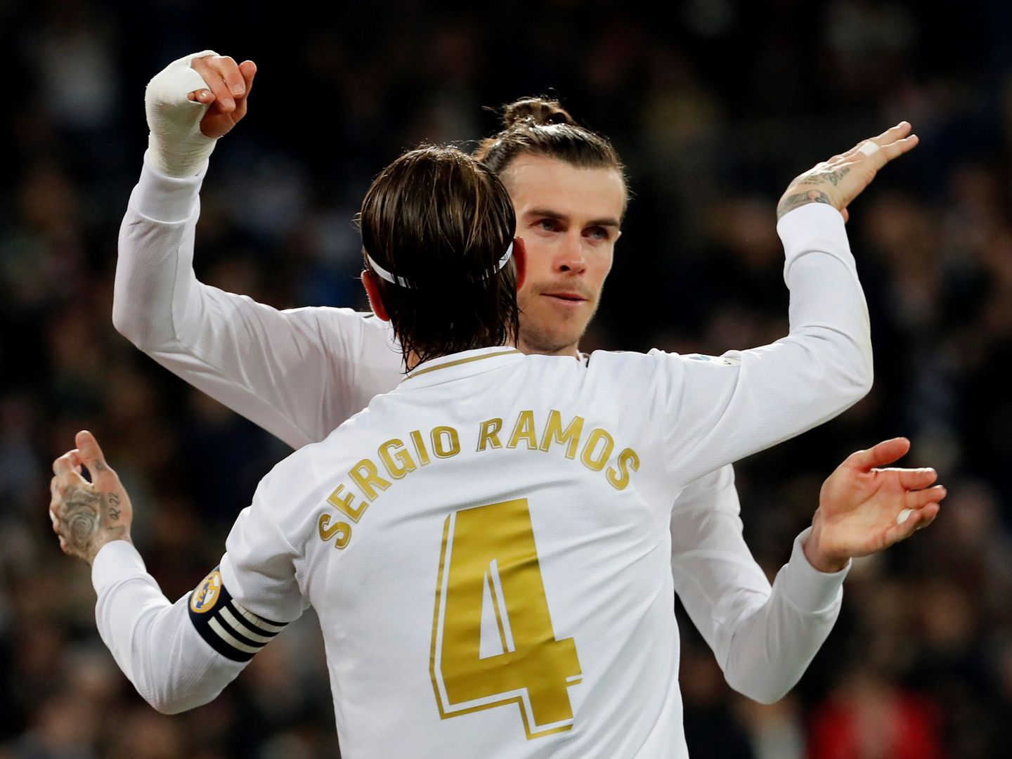 Sergio Ramos se abraza a Gareth Bale. (Efe)