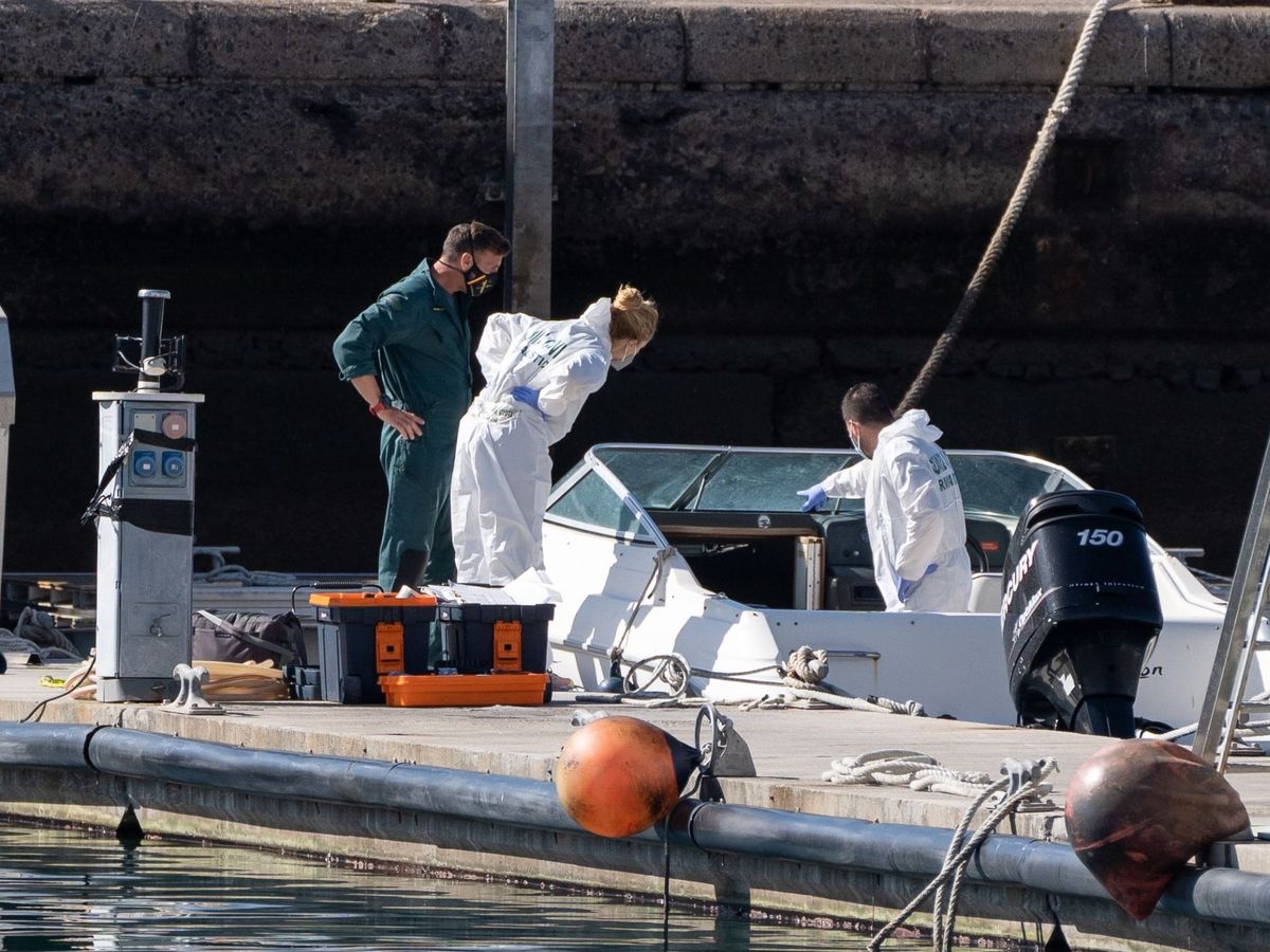 Foto: La Policía Científica analiza la embarcación que pertenecería al padre. (EFE) 