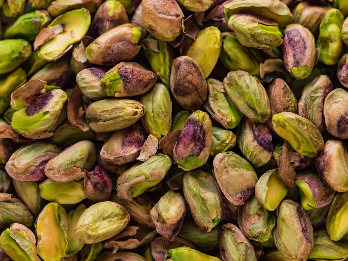 Entre horas puedes comer unos 30 gramos de pistachos y beneficiarte de todos sus nutrientes. (Unsplash)