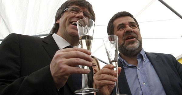 Foto: El expresidente de la Generalitat, Carles Puigdemont, junto al expresidente de la ANC, Jordi Sánchez, en la Diada. (Efe) 