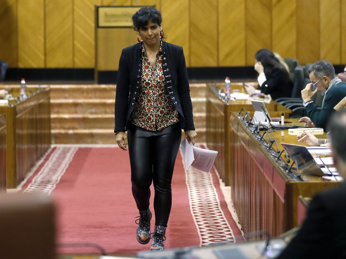 Foto: Teresa Rodríguez, en el Parlamento de Andalucía. (EFE/José Manuel Vidal)