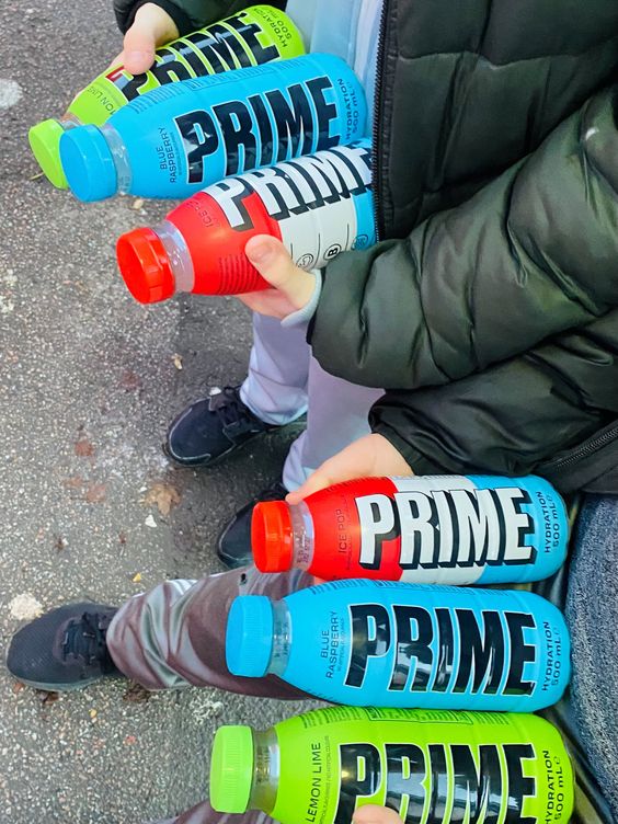 Jóvenes sostienen botellas de Prime en Londres. (Reuters)