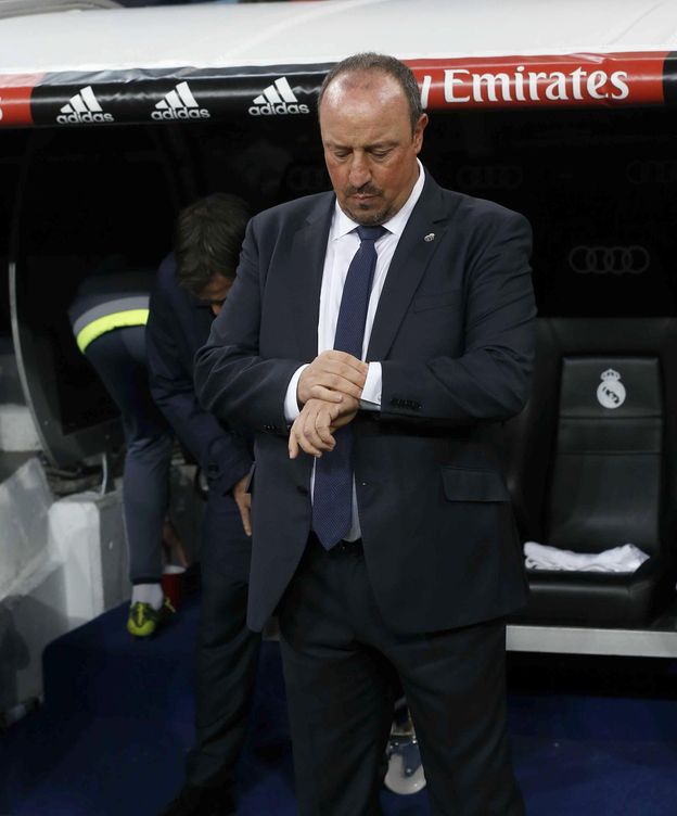 Foto: Rafa Benítez mira su reloj delante del banquillo del Bernabéu. (EFE)