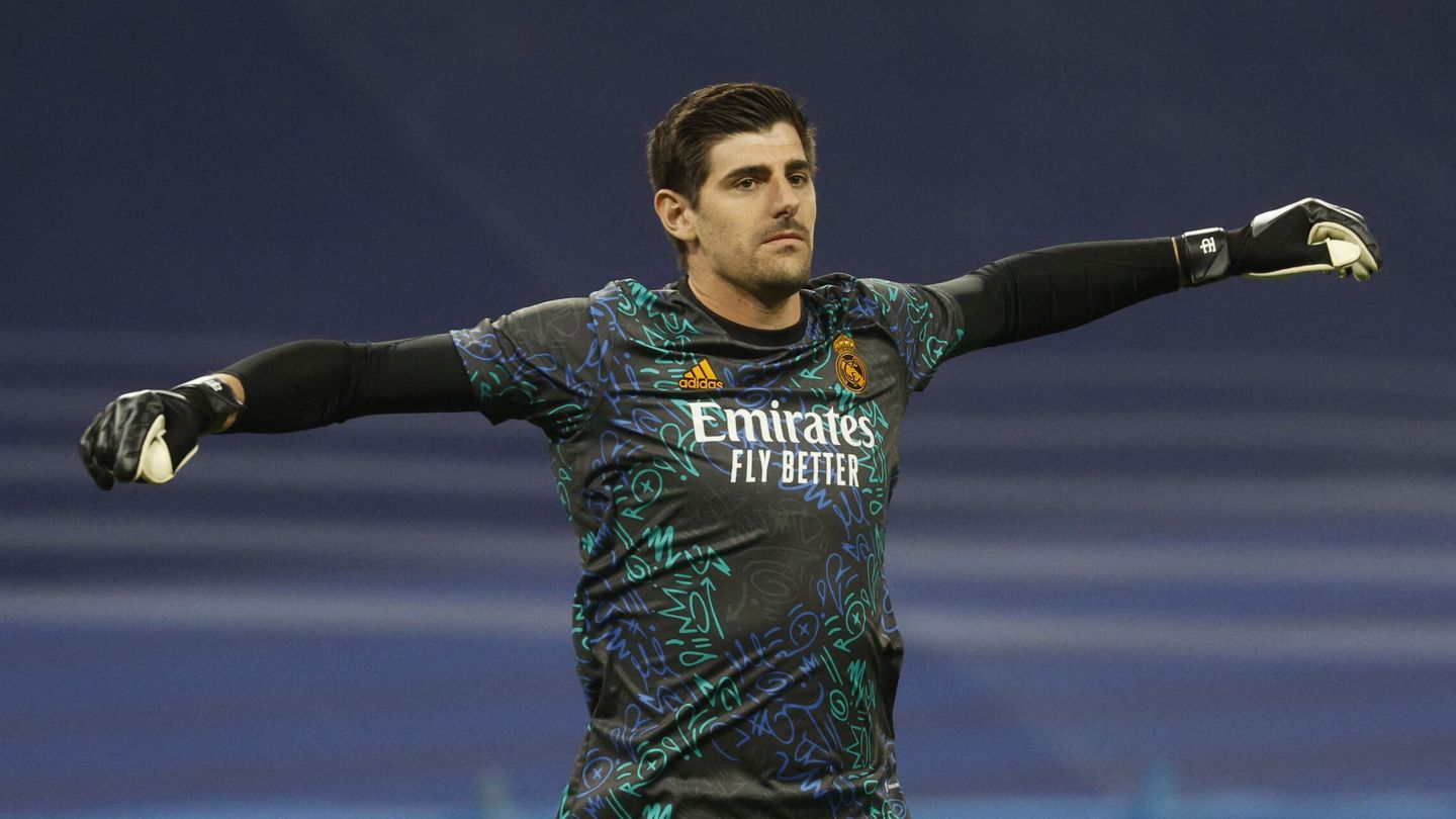 Soccer Football - Champions League - Round of 16 Second Leg - Real Madrid v Paris St Germain - Santiago Bernabeu, Madrid, Spain - March 9, 2022 Real Madrid's Thibaut Courtois during the warm up before the match REUTERS Susana Vera
