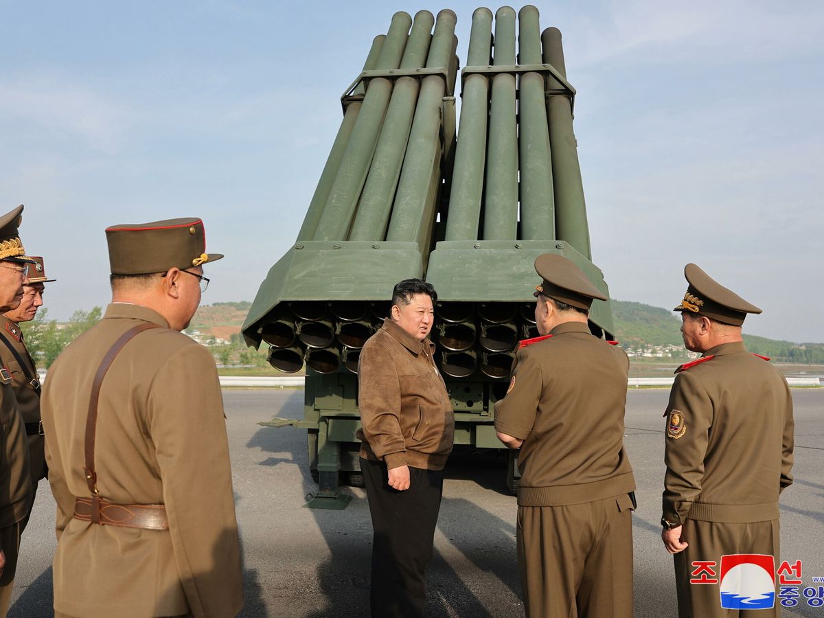 Foto: El líder norcoreano Kim Jong Un durante un lanzamiento. (EFE)