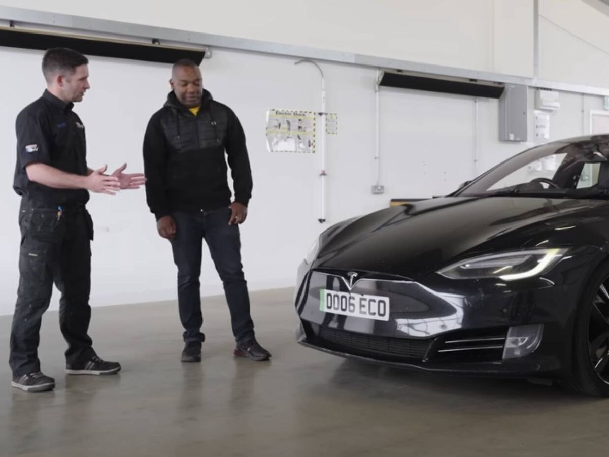 Foto: Este Tesla Model S ha demostrado ser más duradero de lo esperado (YouTube/@AutoTraderTV)