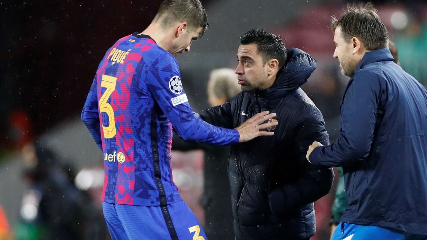 Xavi habla con Piqué en un partido del Barcelona