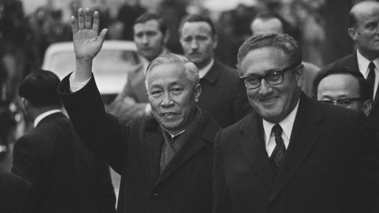 Henry Kissinger junto a Le Duc Tho en París. (Getty)