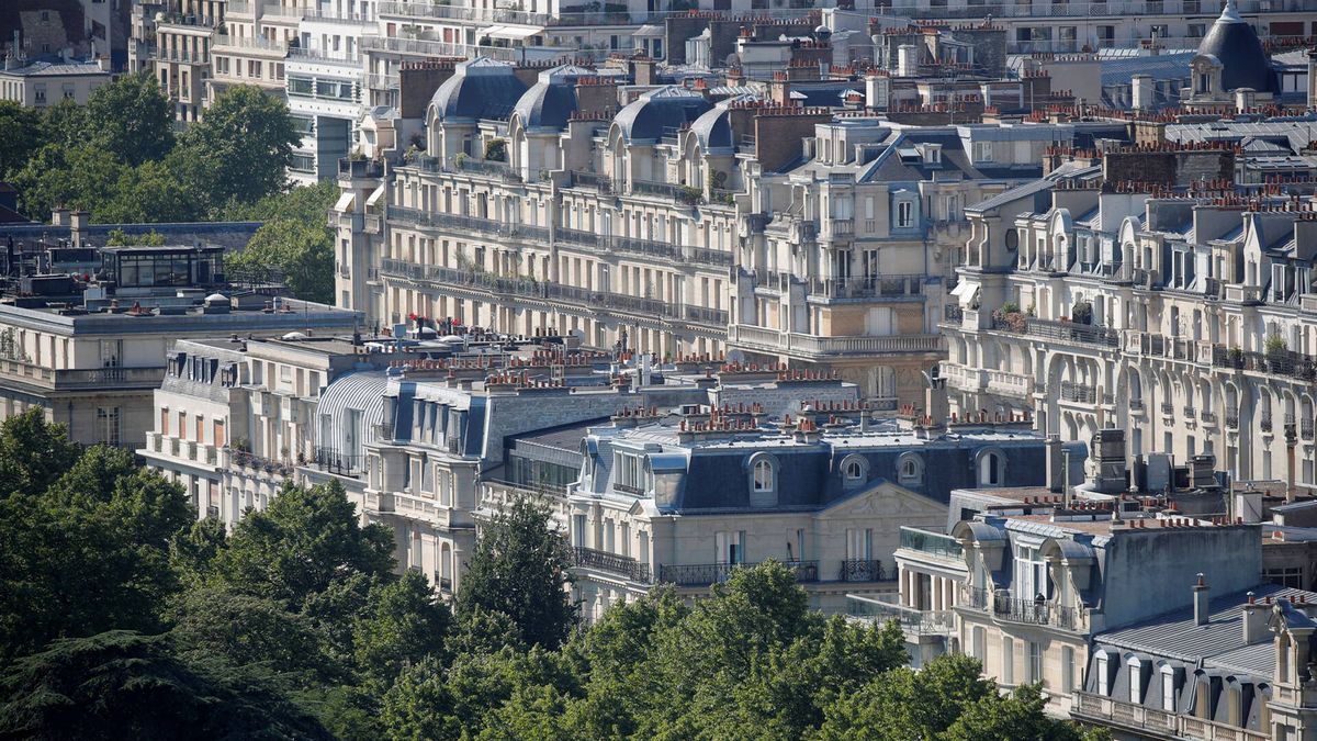 Una nueva arquitectura para París por el calor: buhardillas de blanco y árboles en los tejados