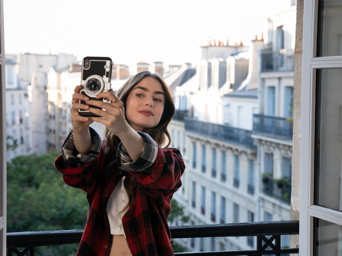 Foto: Lily Collins, protagonista de 'Emily in Paris'. (Cortesía/Netflix)