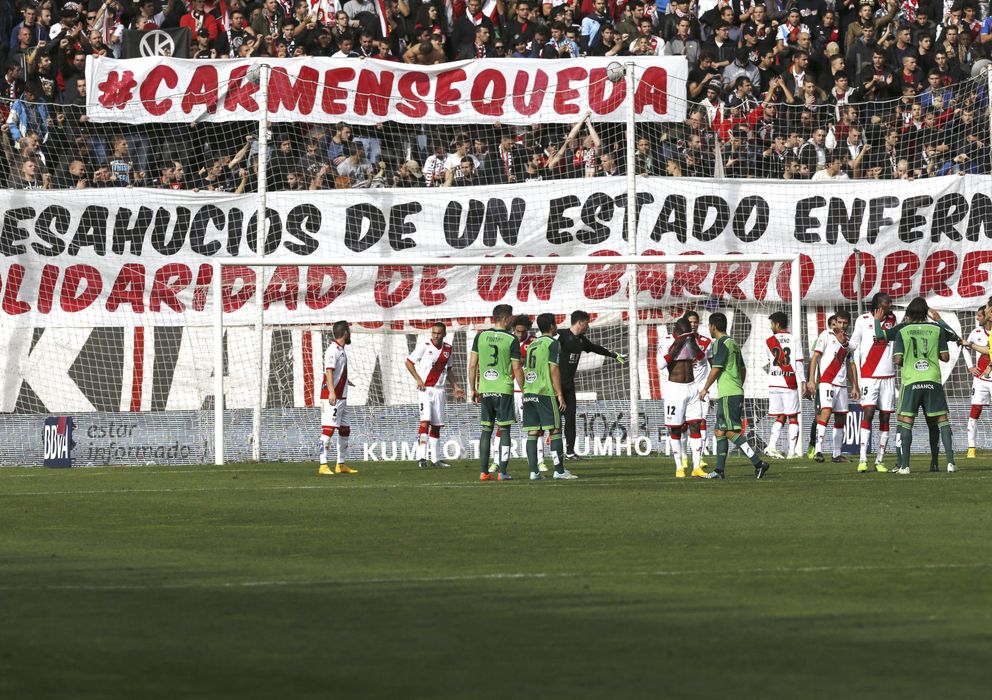 Foto: Los aficionados del Rayo desplegaron una pancarta en apoyo a Carmen (Efe).
