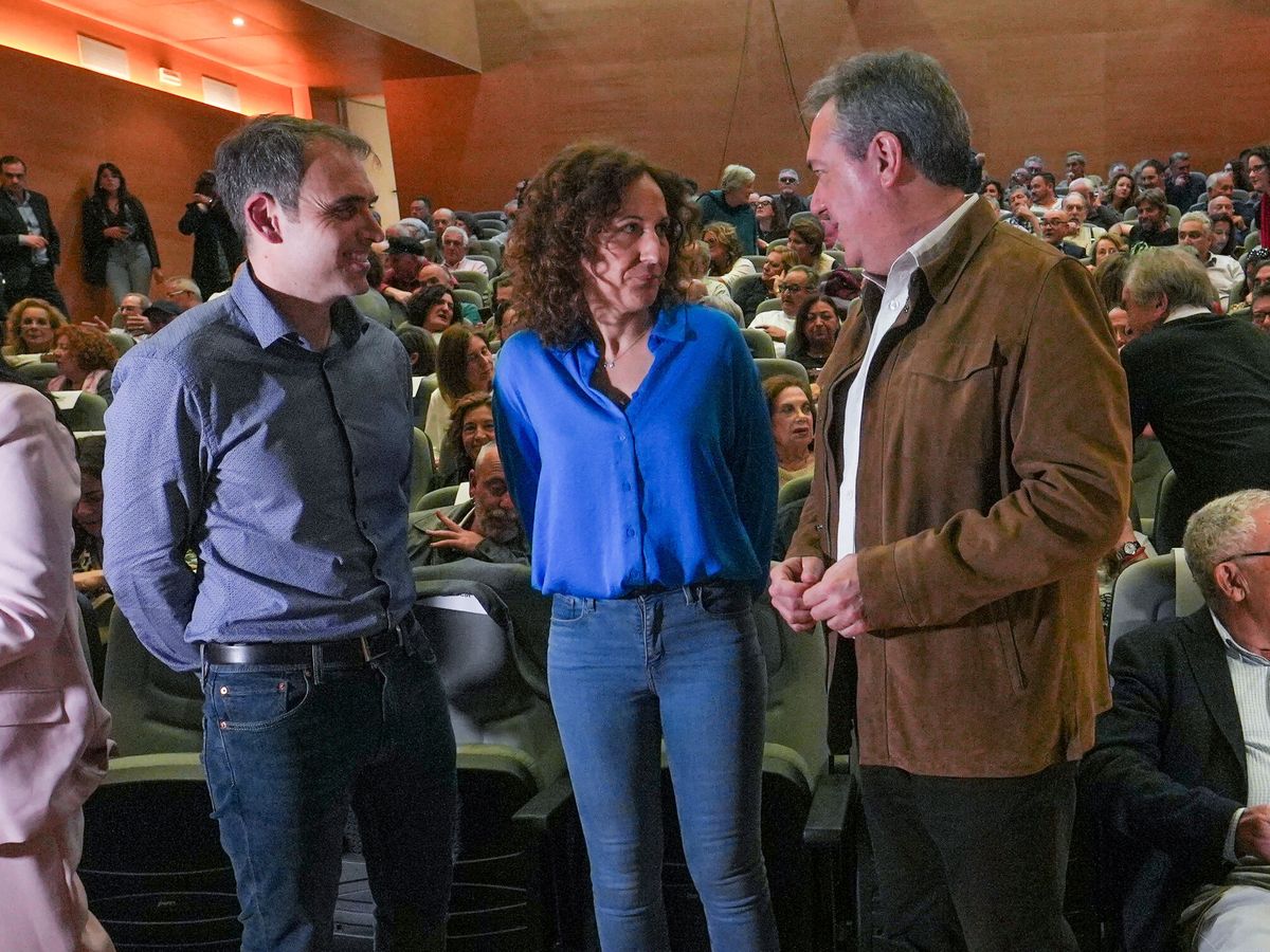 Foto: Toni Valero, Nuria López y Juan Espadas, líderes de IU, CCOO y el PSOE en Andalucía, este lunes en Sevilla. (Europa Press/Francisco J. Olmo)