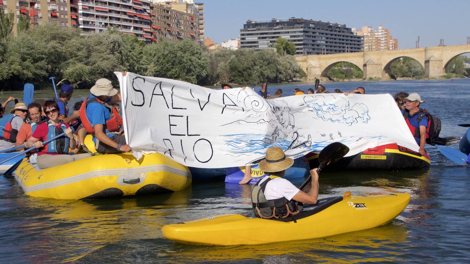 Foto: Descenso simbólico por el Ebro en Zaragoza con las alegaciones contra el proyecto del embalse. (P. P. A.)