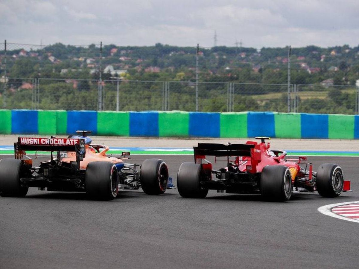 Foto: El adelantamiento a Charles Leclerc le valió a Sainz el único punto de McLaren en Hungaroring (MCLAREN)