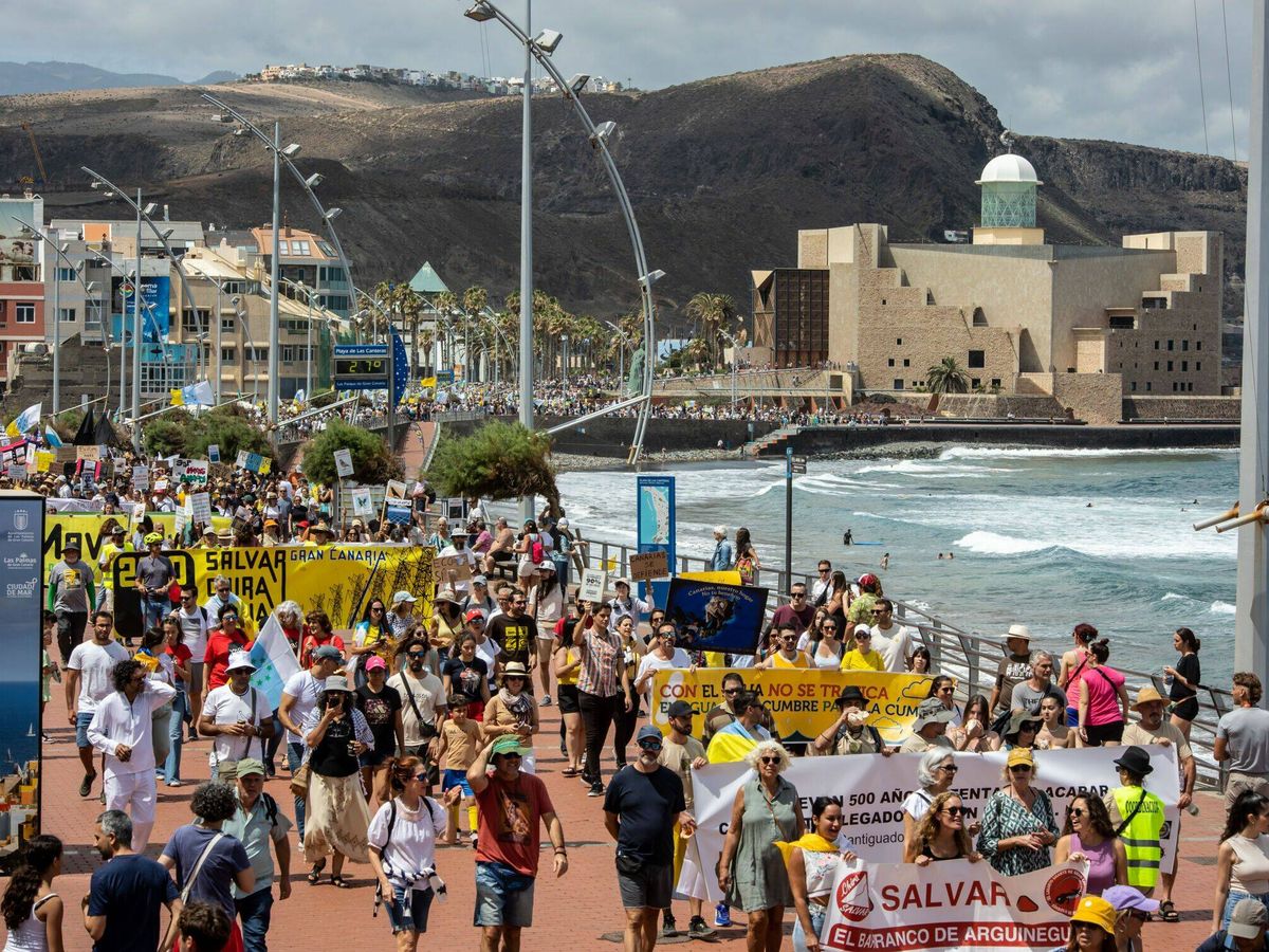 Foto:  Decenas de personas protestan con carteles durante una manifestación contra el modelo turístico. (Foto: Europa Press Canarias)