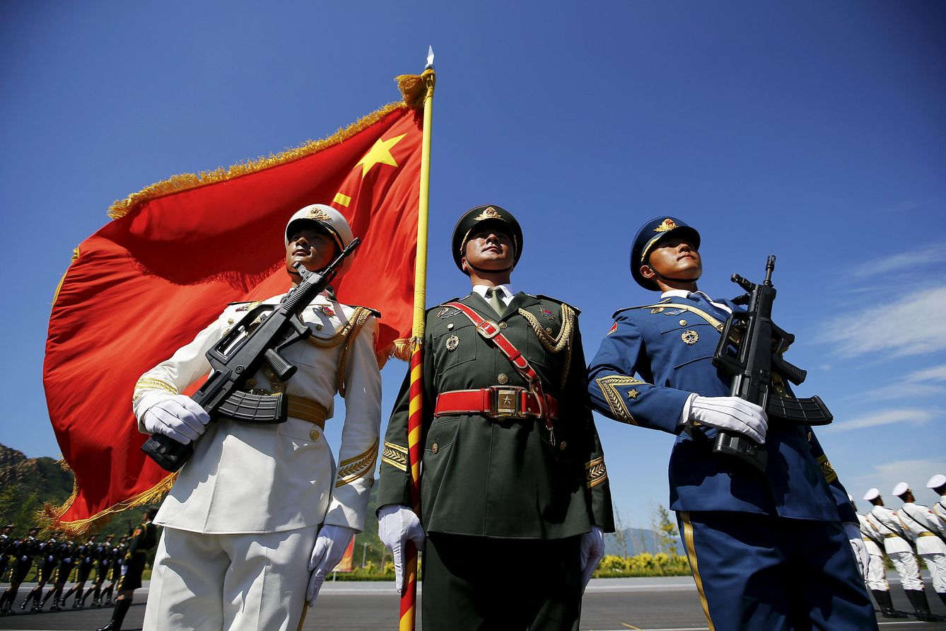 Oficiales y soldados del Ejército Popular de Liberación durante los ensayos, en Pekín (Reuters).