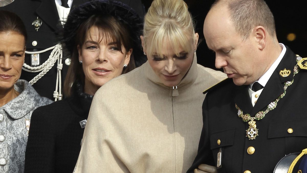 El príncipe Alberto de Mónaco pone orden entre su hermana Carolina y su esposa