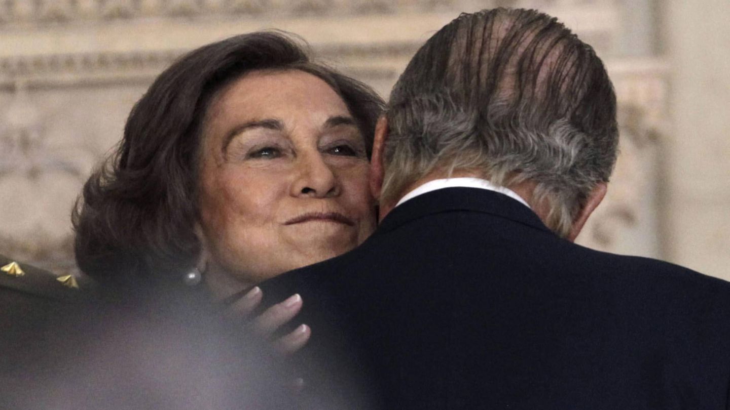 La reina Sofía, besando al rey Juan Carlos. (Getty)