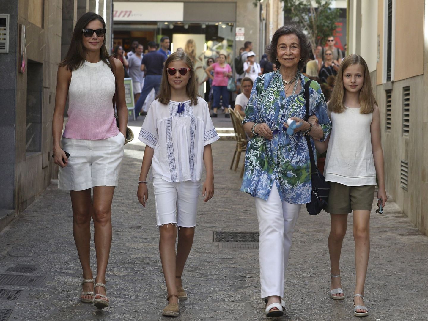 La reina Letizia y la reina Sofía, junto a la princesa Leonor y la infanta Sofía en Palma de Mallorca. (EFE)