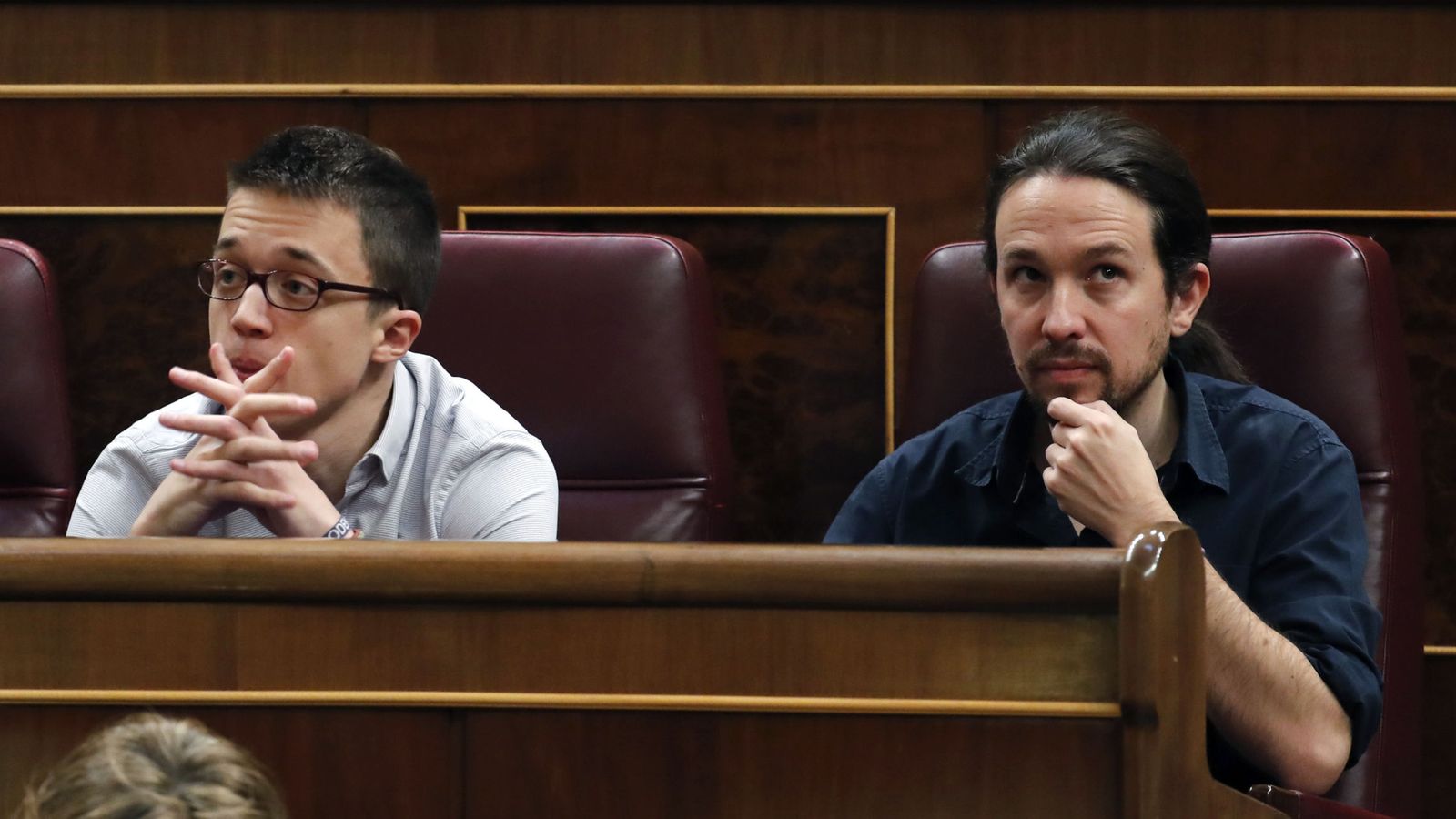 Foto: El líder de Podemos, Pablo Iglesias (d), y el portavoz parlamentario del partido, Íñigo Errejón (i), en sus escaños. (EFE)