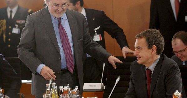 Foto: El expresidente del Gobierno José Luis Rodríguez Zapatero y el exministro de Economía y Hacienda Pedro Solbes, en 2009. (EFE)