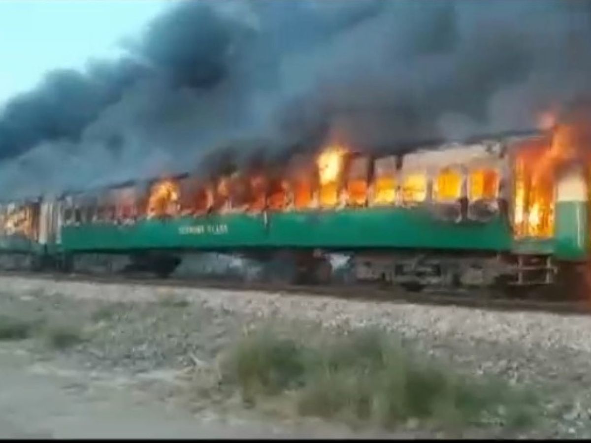 Foto: El fuego se extendió rápidamente por tres vagones y terminó calcinando todo el tren (Asghar Bhawalpuri/Reuters)