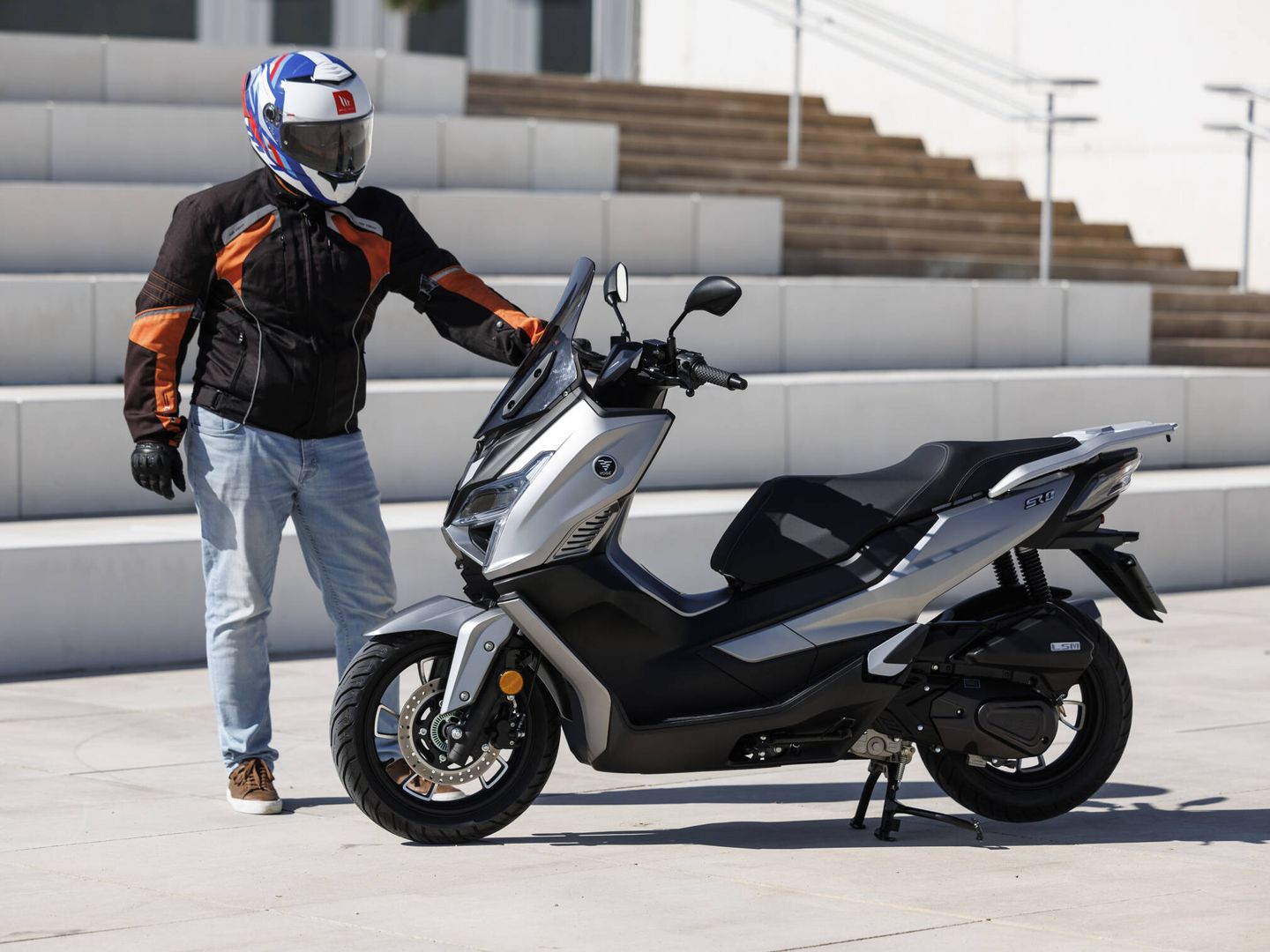 Para ser un scooter de 125 cc, mucha tecnología: ABS de doble canal, control de tracción, avisador de frenada de emergencia, cámara frontal...