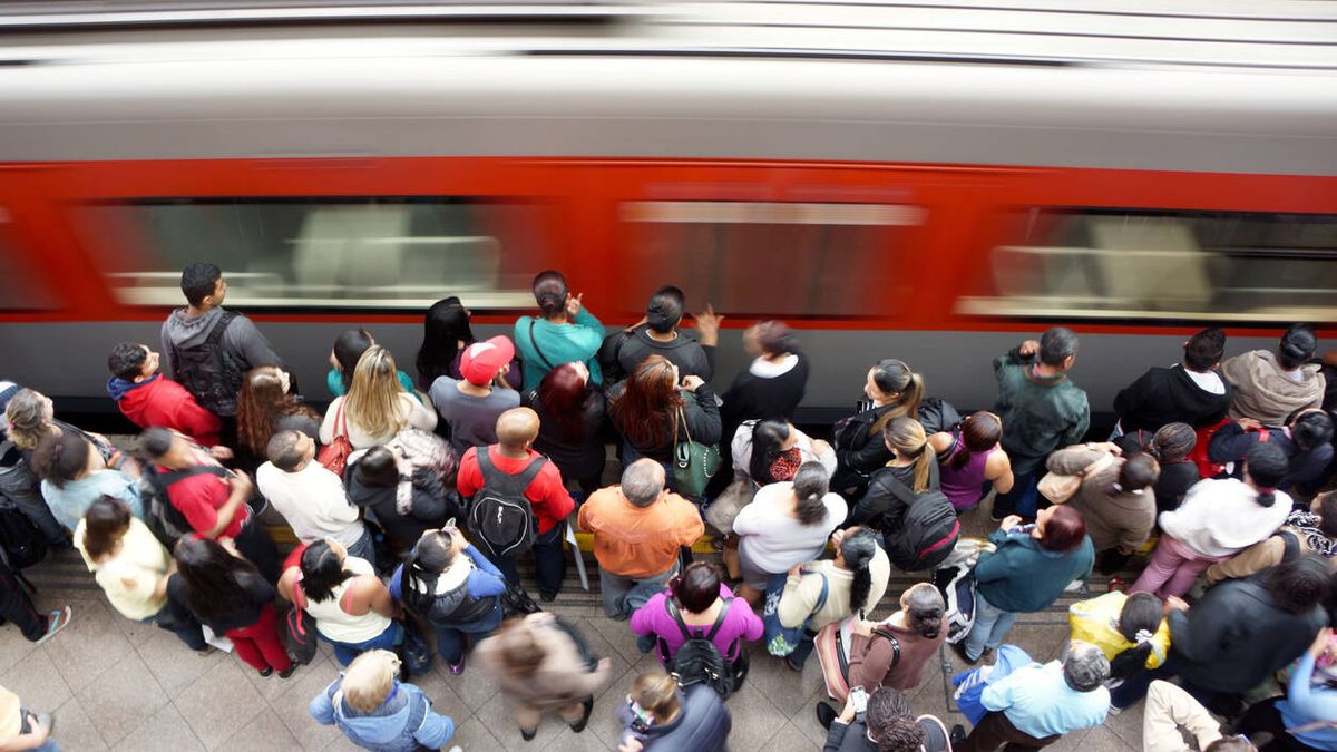 La teoría de juegos que explica por qué la gente se amontona en el transporte público