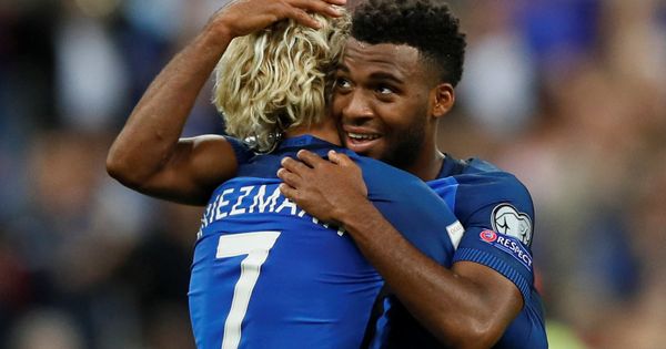 Foto: Thomas Lemar abraza a Griezmann para celebrar un gol en un partido de la selección francesa. (Efe)