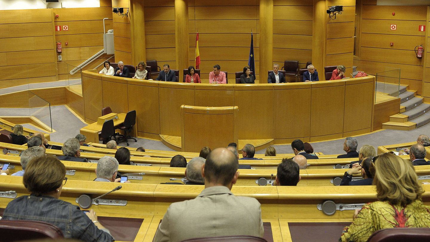 Vista general de la sala Europa del Senado donde se celebró la reunión presidida por Pedro Sánchez con parlamentarios socialistas, este 26 de septiembre. (Borja Puig | PSOE)