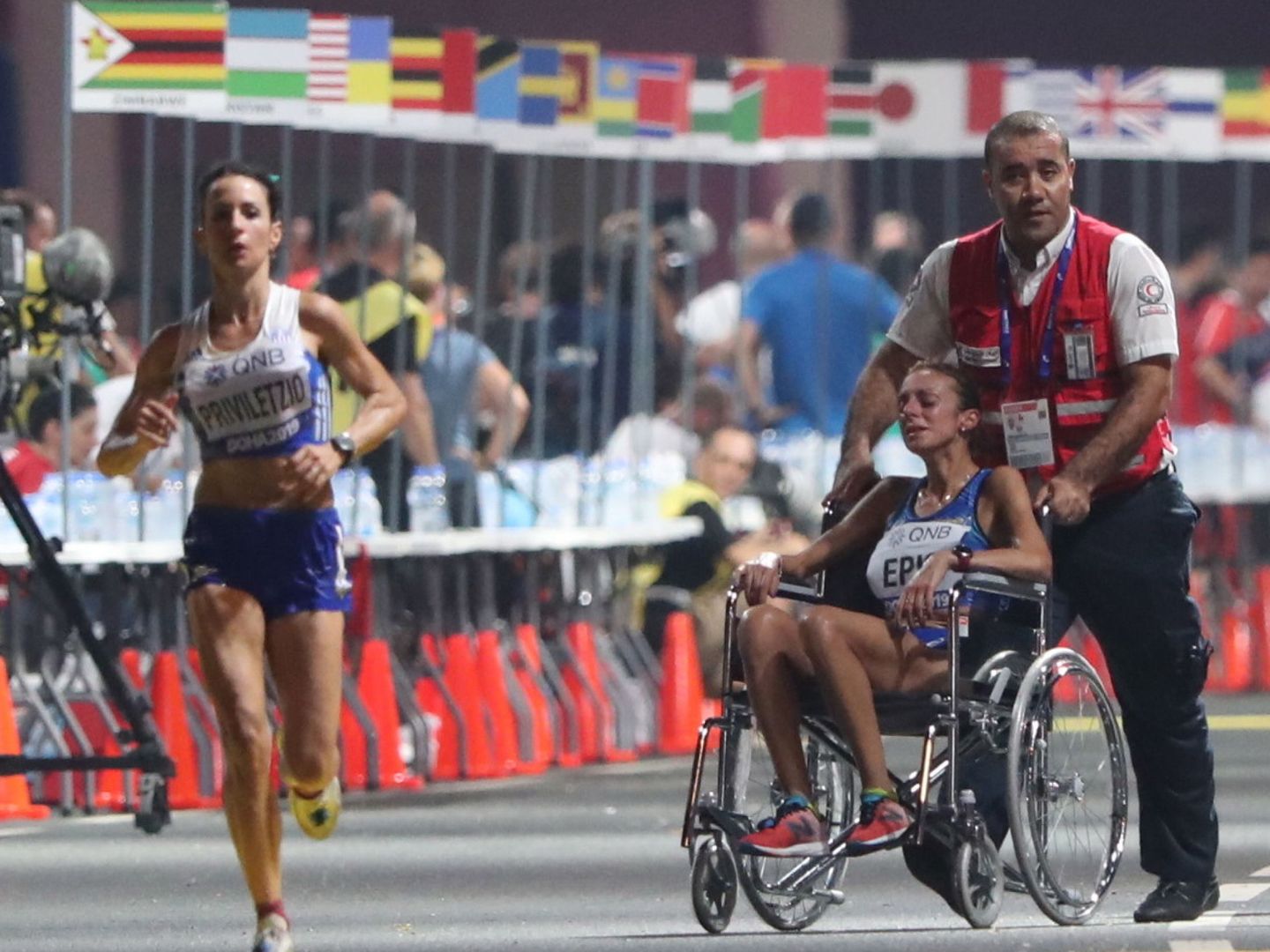 La italiana Giovanna Epis, empujada en silla de ruedas tras el desfallecimiento sufrido en el maratón. (EFE)