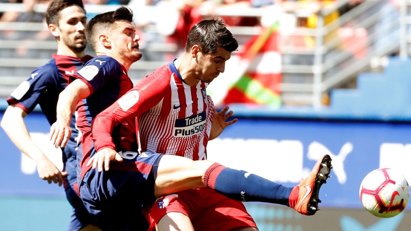 Morata se enfadó por el árbitro por tocarle la nuca. (EFE)