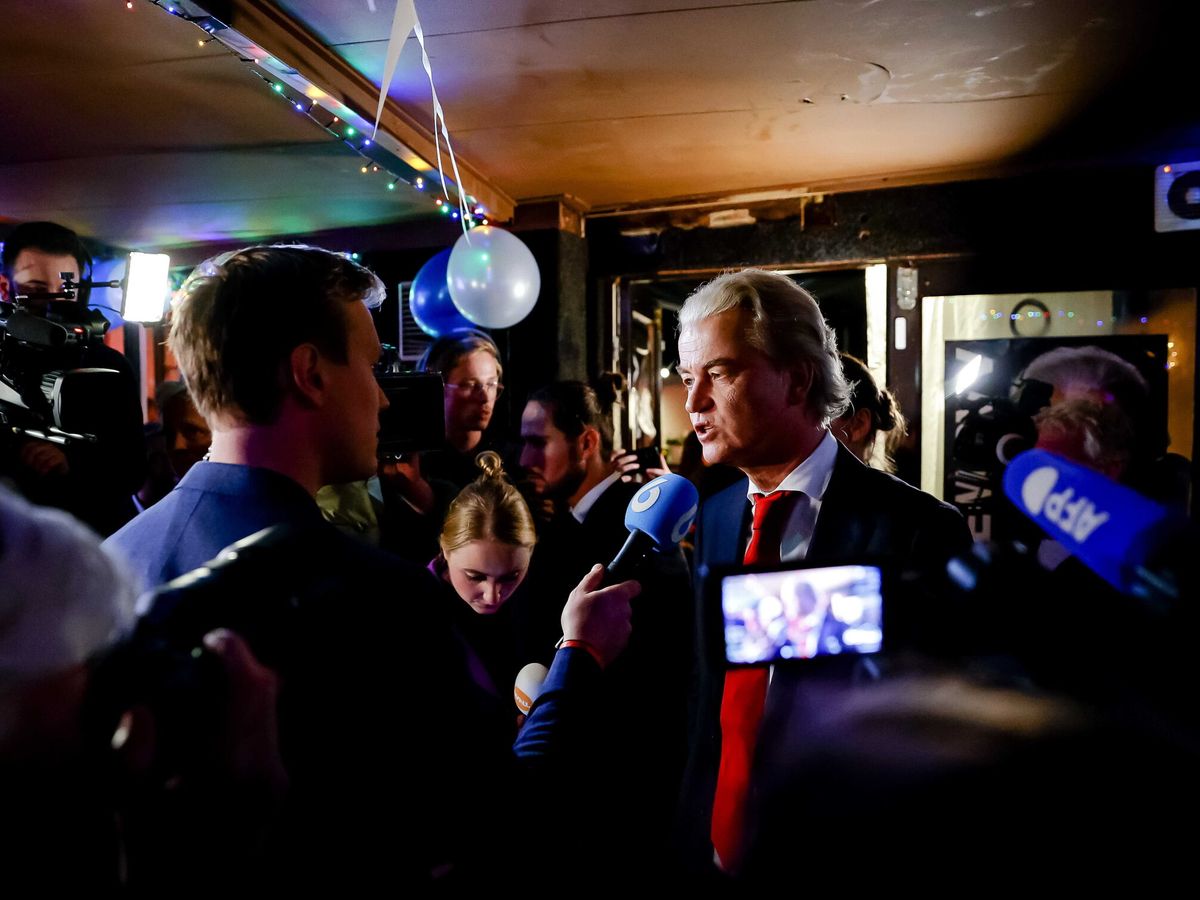Foto: El líder del PVV, Geert Wilders (c-d), habla con los medios de comunicación tras los resultados de las elecciones. (EFE/Remko de Waal)