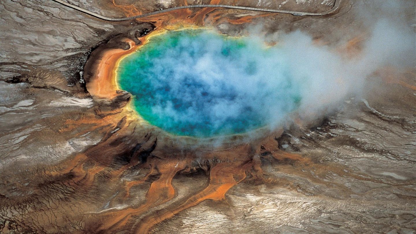 Lagos termales de Yellowstone, el supervolcán activo que es una bomba de relojería para toda la humanidad.