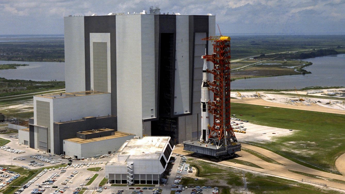 Foto: La escena que viviremos este viernes será tan emocionante como cuando los cohetes Saturno V salían hacia su plataforma de despegue en Cabo Cañaveral (NASA)